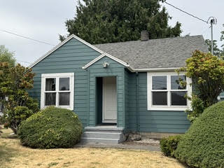 Inviting 2BR Home in Powellhurst — 12107 SE Kelly St